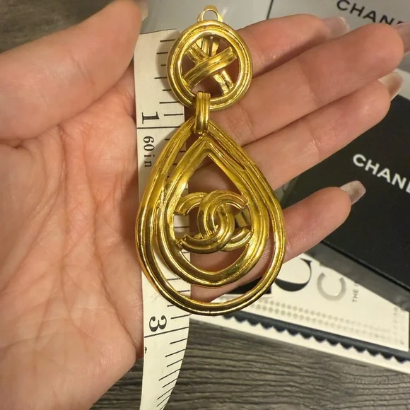 Beautiful CHANEL Vintage Elegant Gold CCStatement Drop Clip On Earrings